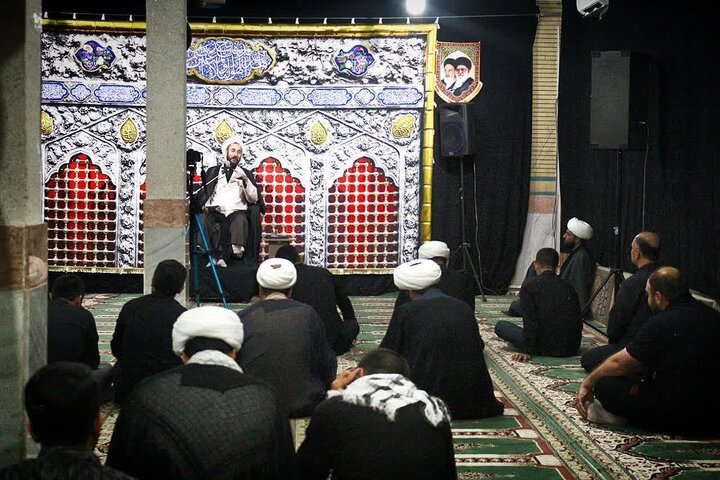 تصاویر/ برگزاری مراسم عزاداری شهادت امام حسین در مدرسه علمیه صاحب‌الزمان ایلام