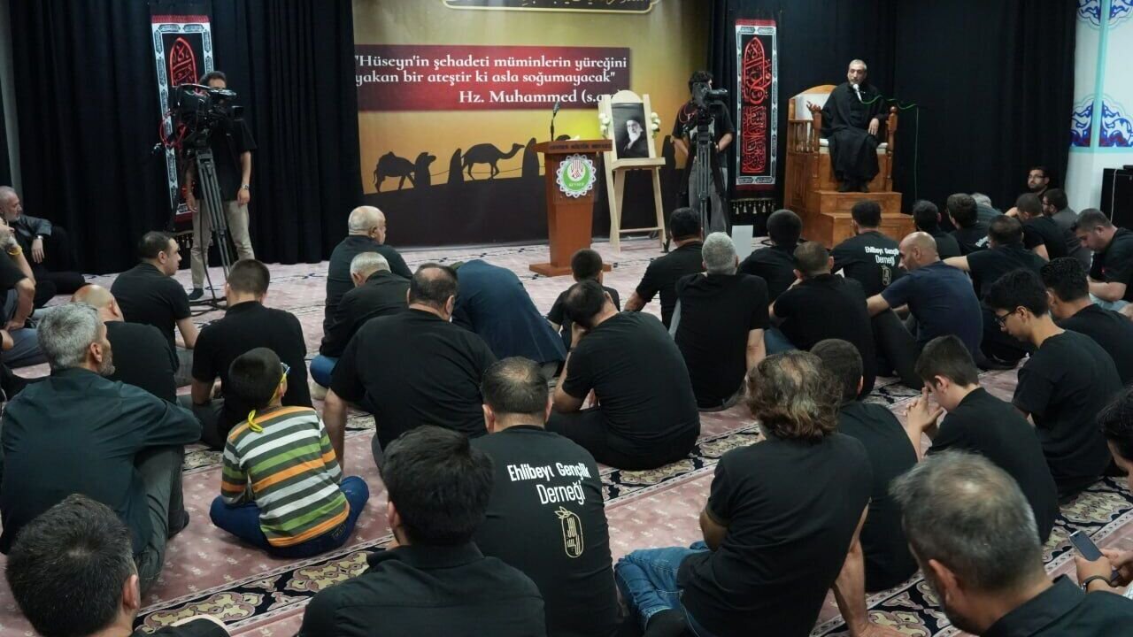 İstanbulda Məhərrəm gecəsi: İmam Hüseynin (ə) səhabələrinin son damla qana qədər sədaqəti yad edilib