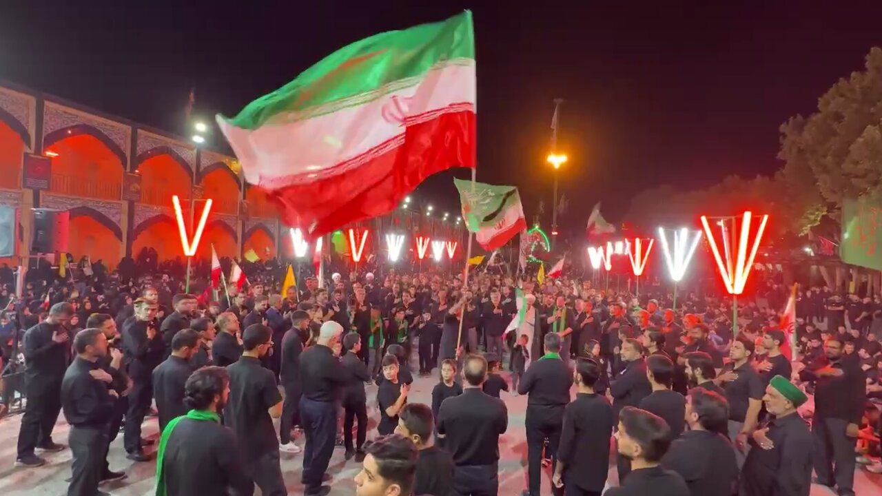 فیلم| اجتماع مردمی رهبر شهید با حضور هیئات مذهبی شهرستان مهریز