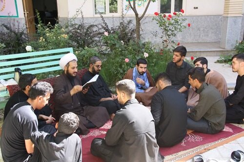 برگزاری جلسه «حدیث و تفسیر روایی خوانی» در مدرسه علمیه امام خمینی(ره) هرسین +عکس