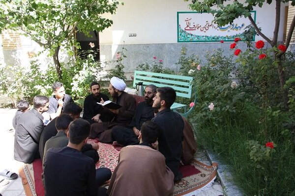 جلسه تخصصی «حدیث و تفسیر روایی خوانی» در مدرسه علمیه امام خمینی(ره) هرسین برگزار شد+عکس