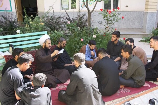 جلسه تخصصی «حدیث و تفسیر روایی خوانی» در مدرسه علمیه امام خمینی(ره) هرسین برگزار شد+عکس