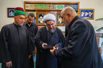 تصاویر / دیدار نماینده ویژه تولیت حرم امام حسین (ع) با امام‌جمعه تبریز