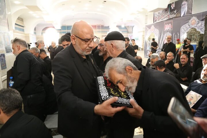 تصاویر / پیرخادم حرم حسینی در تبریز؛ از دیدار با خانواده شهدا تا اهتزاز پرچم عزا