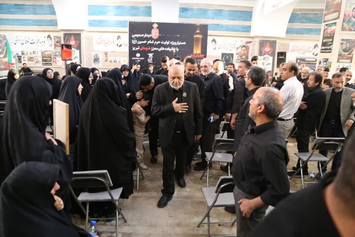تصاویر / پیرخادم حرم حسینی در تبریز؛ از دیدار با خانواده شهدا تا اهتزاز پرچم عزا