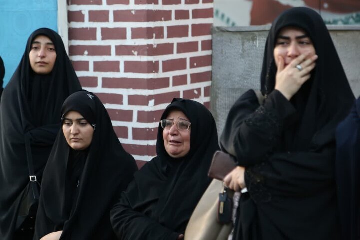 تصاویر / پیرخادم حرم حسینی در تبریز؛ از دیدار با خانواده شهدا تا اهتزاز پرچم عزا