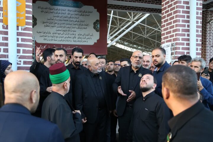 تصاویر / پیرخادم حرم حسینی در تبریز؛ از دیدار با خانواده شهدا تا اهتزاز پرچم عزا