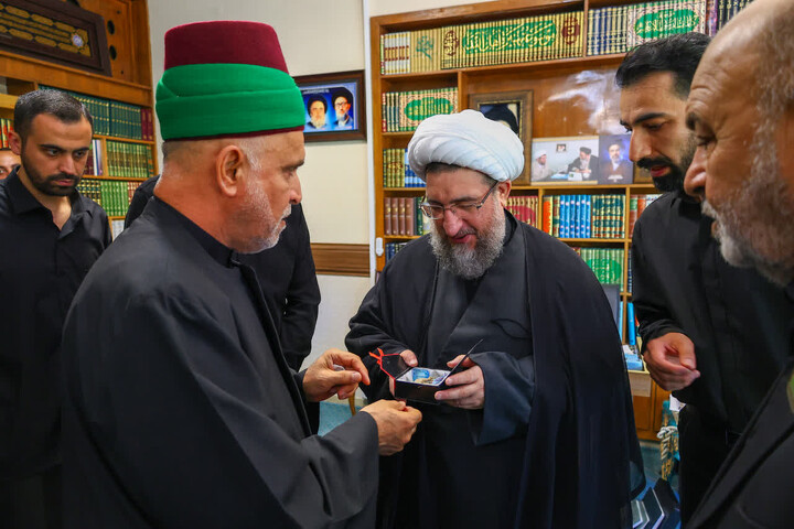 تصاویر / دیدار نماینده ویژه تولیت حرم امام حسین (ع) با امام‌جمعه تبریز