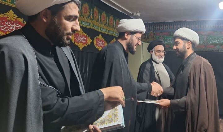 تصاویر/تجلیل از اساتید و طلاب ممتاز مدرسه امیرالمؤمنین(ع) شهرستان ایوان