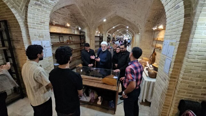 تصاویر/بازدید نماینده ولی‌فقیه در استان کردستان از نمایشگاه صنایع دستی خانه کُرد سنندج