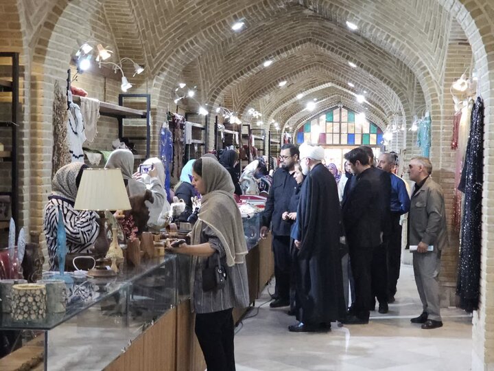 تصاویر/بازدید نماینده ولی‌فقیه در استان کردستان از نمایشگاه صنایع دستی خانه کُرد سنندج