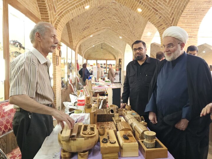 تصاویر/بازدید نماینده ولی‌فقیه در استان کردستان از نمایشگاه صنایع دستی خانه کُرد سنندج