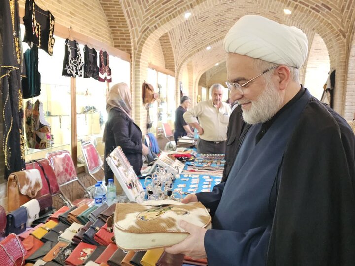 تصاویر/بازدید نماینده ولی‌فقیه در استان کردستان از نمایشگاه صنایع دستی خانه کُرد سنندج