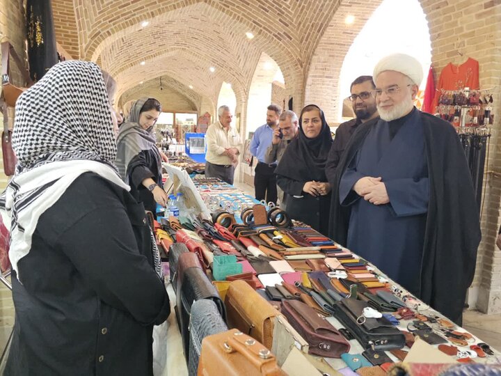 تصاویر/بازدید نماینده ولی‌فقیه در استان کردستان از نمایشگاه صنایع دستی خانه کُرد سنندج