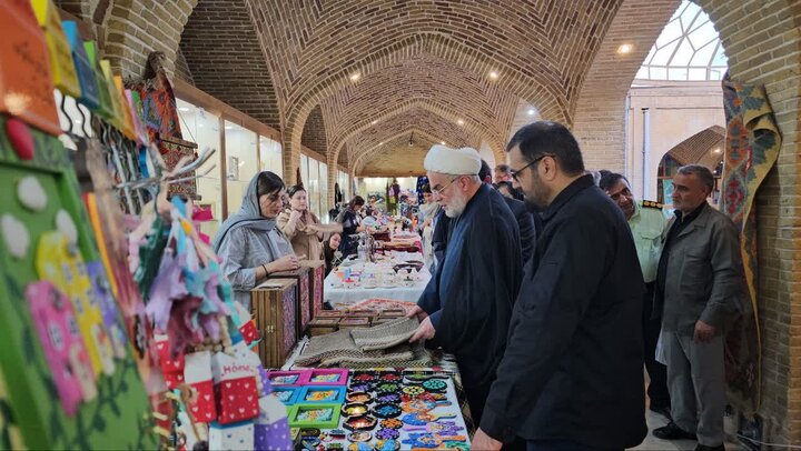 تصاویر/بازدید نماینده ولی‌فقیه در استان کردستان از نمایشگاه صنایع دستی خانه کُرد سنندج