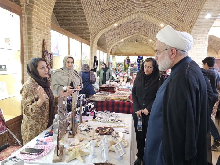 تصاویر/بازدید نماینده ولی‌فقیه در استان کردستان از نمایشگاه صنایع دستی خانه کُرد سنندج