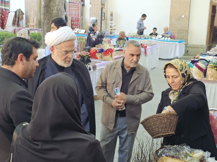 تصاویر/بازدید نماینده ولی‌فقیه در استان کردستان از نمایشگاه صنایع دستی خانه کُرد سنندج