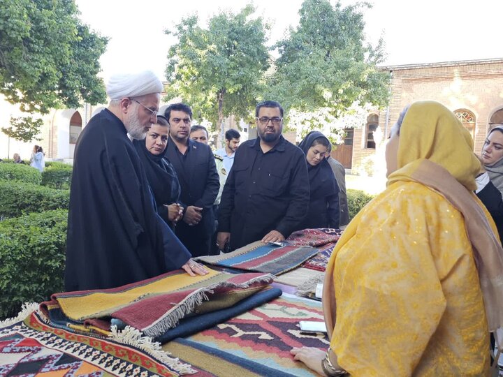 تصاویر/بازدید نماینده ولی‌فقیه در استان کردستان از نمایشگاه صنایع دستی خانه کُرد سنندج