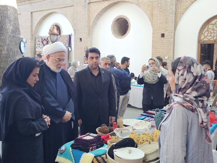 تصاویر/بازدید نماینده ولی‌فقیه در استان کردستان از نمایشگاه صنایع دستی خانه کُرد سنندج