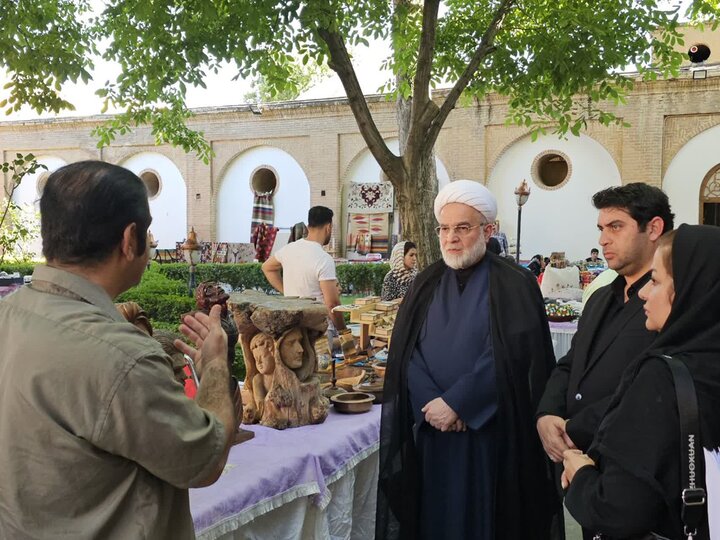 تصاویر/بازدید نماینده ولی‌فقیه در استان کردستان از نمایشگاه صنایع دستی خانه کُرد سنندج