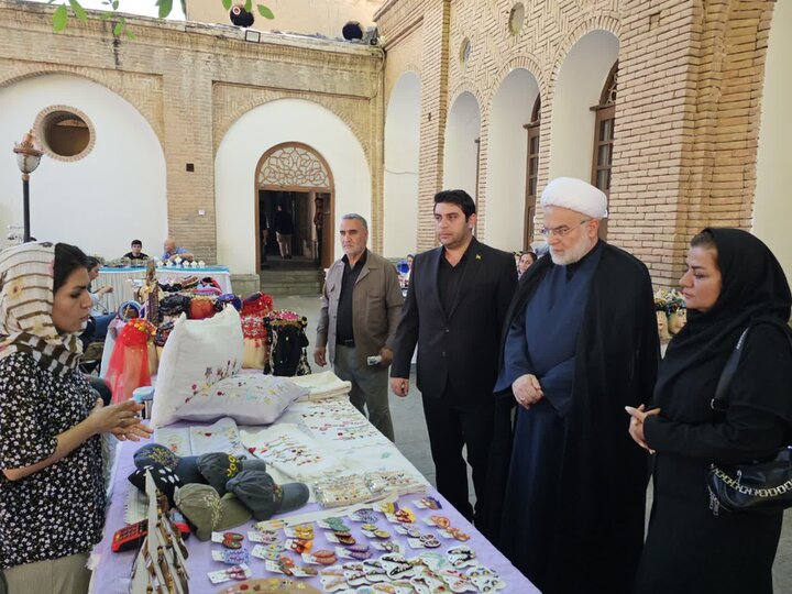 تصاویر/بازدید نماینده ولی‌فقیه در استان کردستان از نمایشگاه صنایع دستی خانه کُرد سنندج