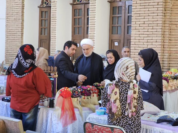 تصاویر/بازدید نماینده ولی‌فقیه در استان کردستان از نمایشگاه صنایع دستی خانه کُرد سنندج