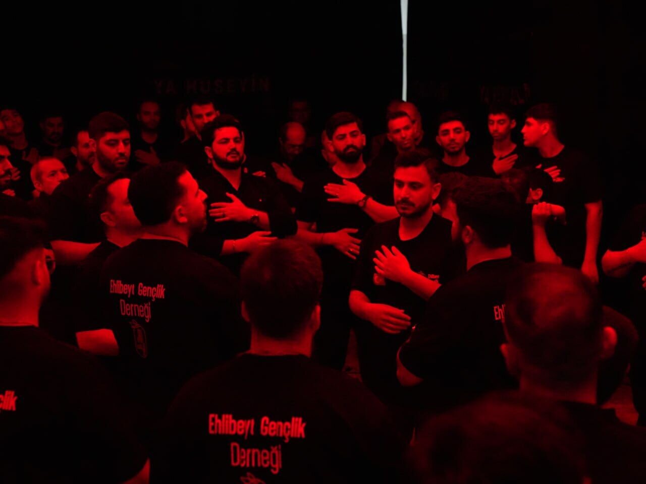 اشک‌های محرم در مسجد کوثر استانبول؛ سوگواری عاشقان حسین علیه السلام در پنجمین شب عزاداری