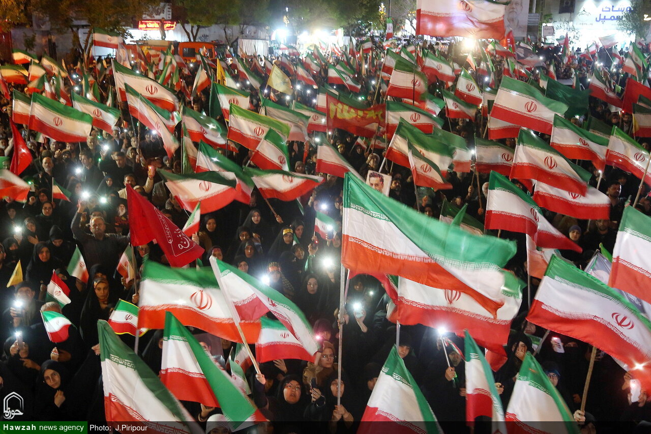 طلاب جهادی در میدانِ نبردِ وجودی با استکبار چه نقشی ایفا می کنند؟ / چرا دشمن خالی کردن خیابان را هدف قرار داده است