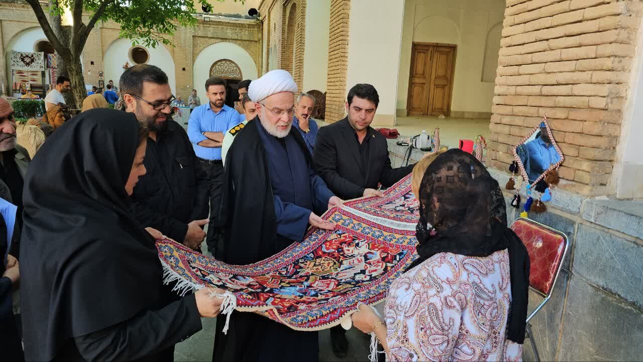 تصاویر/ بازدید نماینده ولی‌فقیه در استان کردستان از نمایشگاه صنایع دستی خانه کُرد سنندج