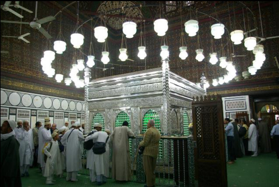 شيعة مصر ينددون بتكرار إغلاق مقام الإمام الحسين (عليه السلام)