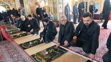 تصاویر / گلباران گلزار شهدای گرمسار با حضور امام جمعه