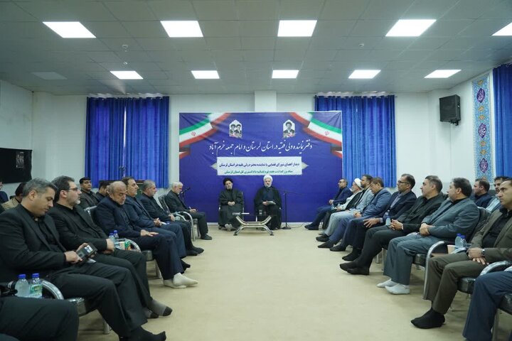 تصاویر/دیدار کارکنان دادگستری لرستان با نماینده ولی فقیه در استان