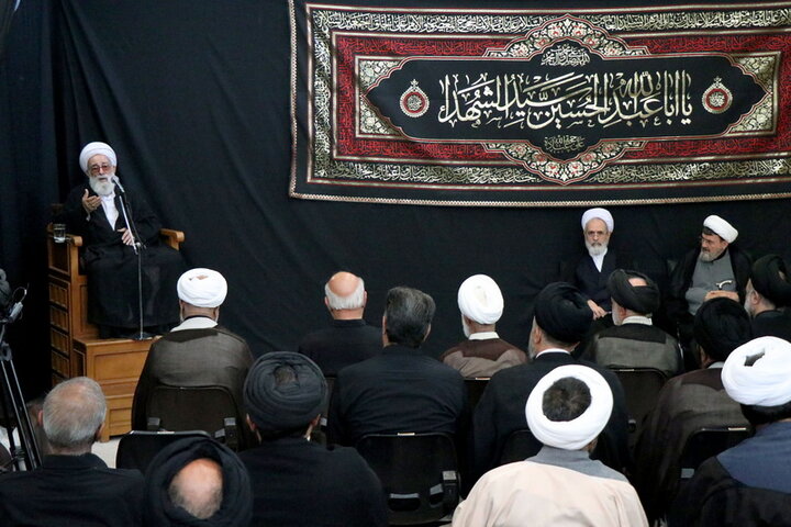 شرکت آیت الله اعرافی در مراسم عزای حسینی بیت آیت الله العظمی نوری همدانی
