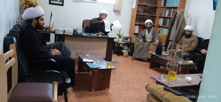 تصاویر/نشست تولیت و موسس مدارس علمیه دلفان با کارکنان مدرسه علمیه بقیه الله الاعظم(عج)شهرستان