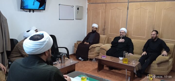 تصاویر/نشست تولیت و موسس مدارس علمیه دلفان با کارکنان مدرسه علمیه بقیه الله الاعظم(عج)شهرستان