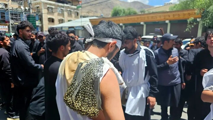 تصاویر/ برگزاری باشکوه دسته عزاداری به یاد حضرت علی‌اکبر (ع) در هفتم محرم حضور پرشور عزاداران در کارگل هند