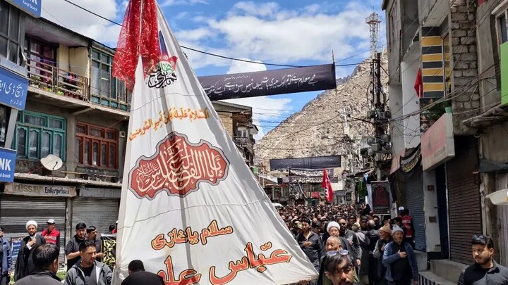تصاویر/ برگزاری باشکوه دسته عزاداری به یاد حضرت علی‌اکبر (ع) در هفتم محرم حضور پرشور عزاداران در کارگل هند