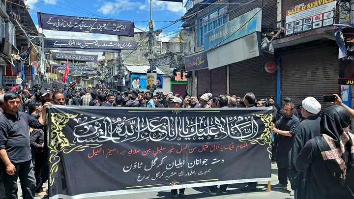 تصاویر/ برگزاری باشکوه دسته عزاداری به یاد حضرت علی‌اکبر (ع) در هفتم محرم حضور پرشور عزاداران در کارگل هند