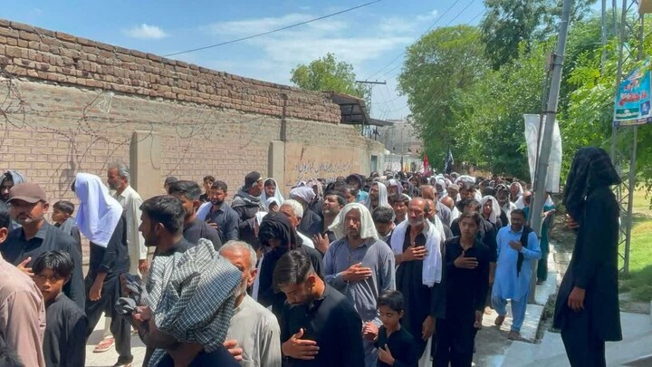 تصاویر/ حضور گسترده هزاران عزادار در راهپیمایی ششم محرم در جَند پاکستان