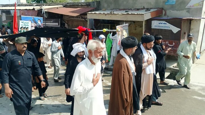 تصاویر/ حضور گسترده هزاران عزادار در راهپیمایی ششم محرم در جَند پاکستان