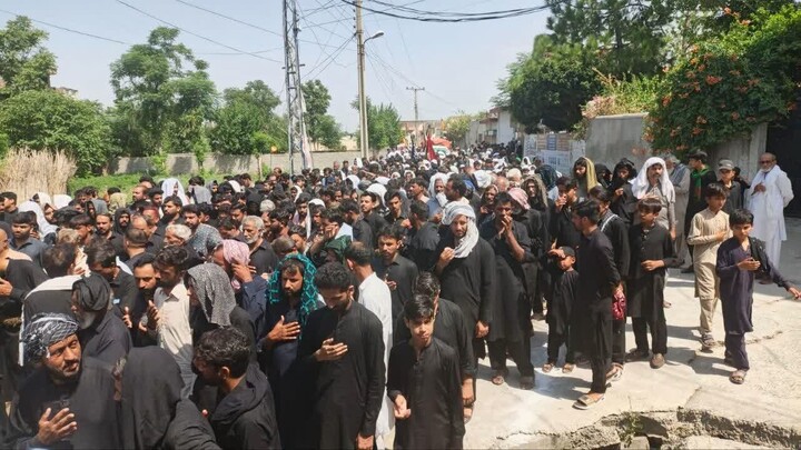 تصاویر/ حضور گسترده هزاران عزادار در راهپیمایی ششم محرم در جَند پاکستان