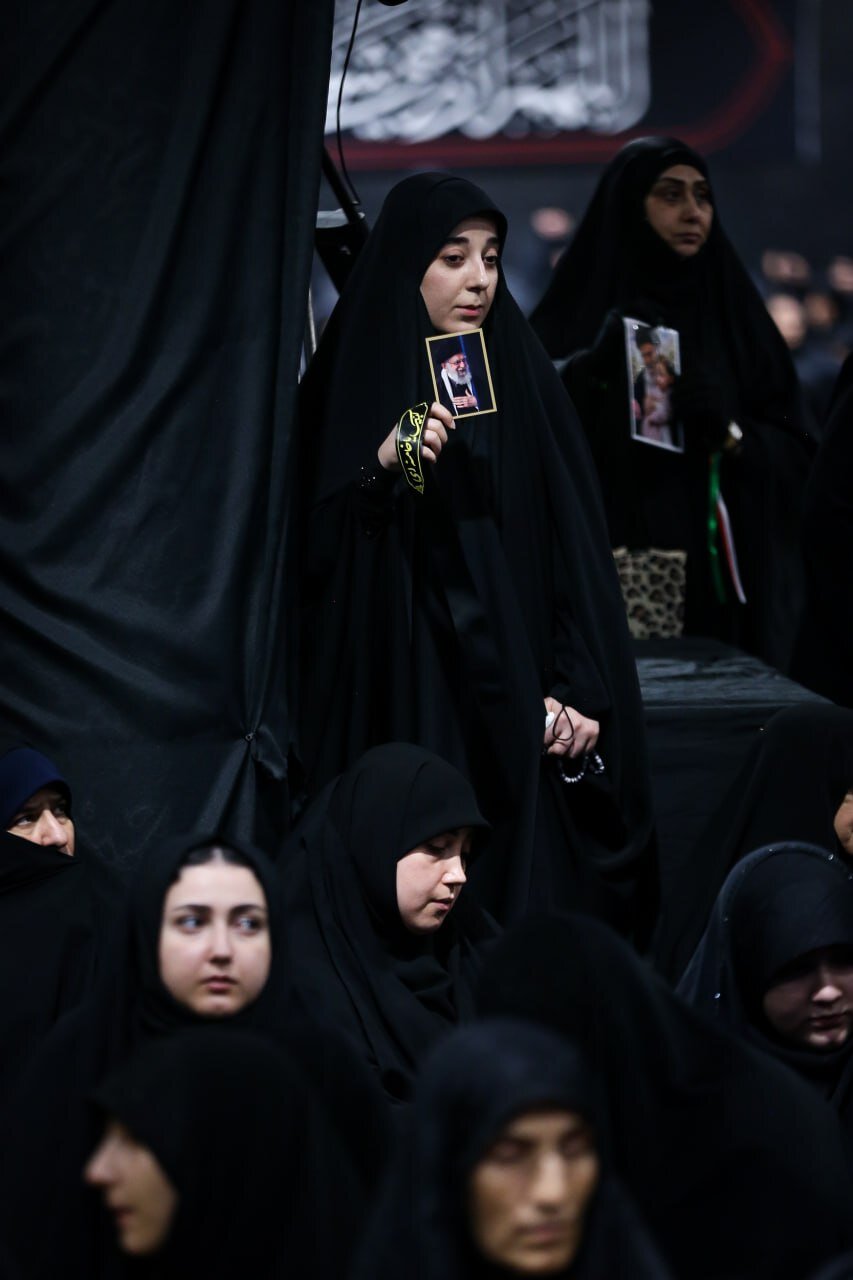 الليلة الثانية من العزاء الحسيني بجوار الروضة الملكوتية لارتقاء القائد الشهيد (صور)