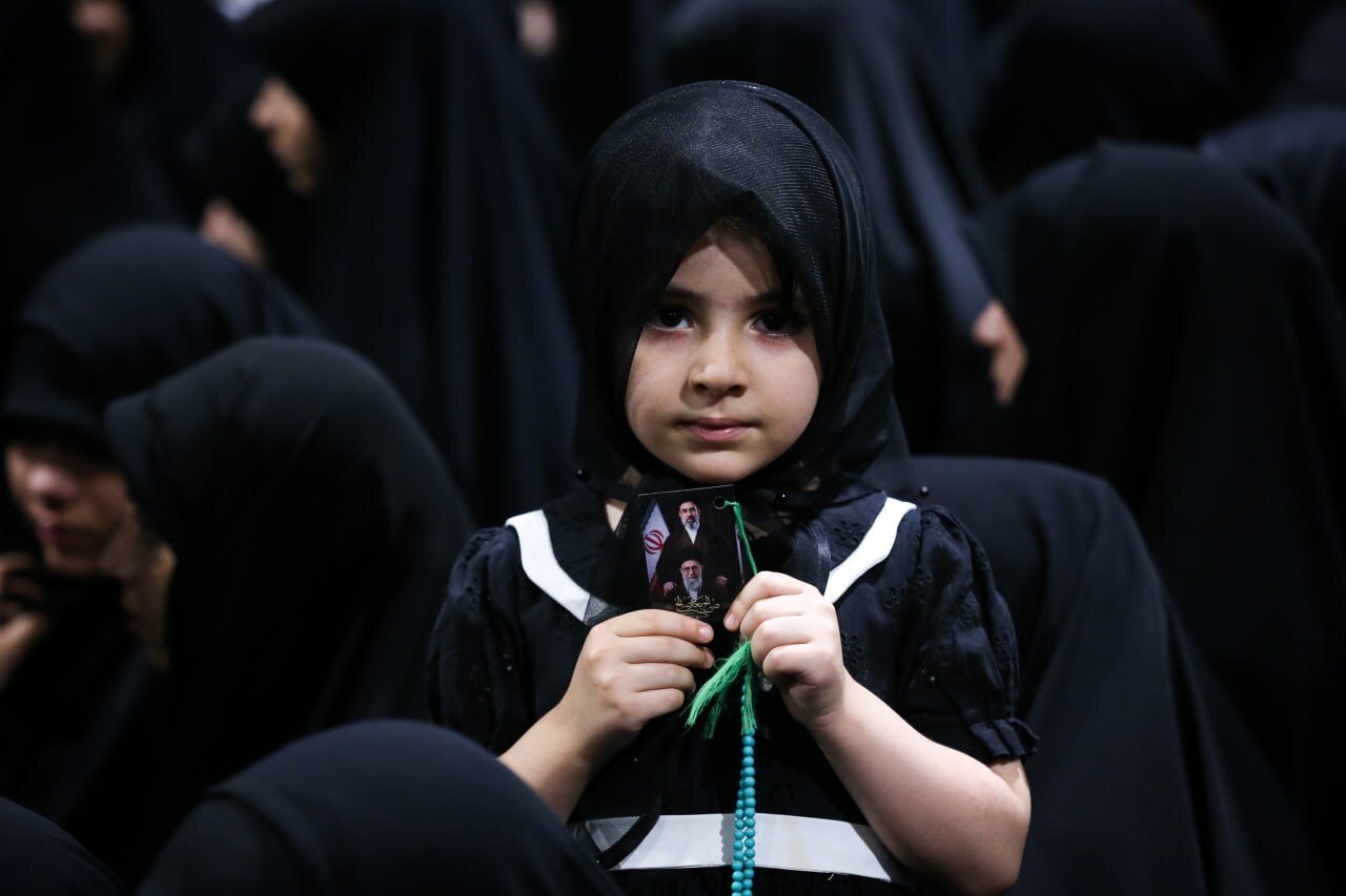 الليلة الثانية من العزاء الحسيني بجوار الروضة الملكوتية لارتقاء القائد الشهيد (صور)