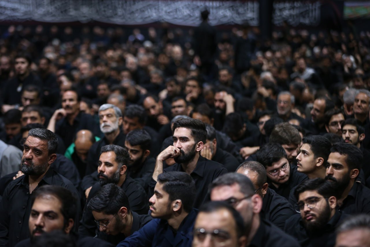 الليلة الثانية من العزاء الحسيني بجوار الروضة الملكوتية لارتقاء القائد الشهيد (صور)