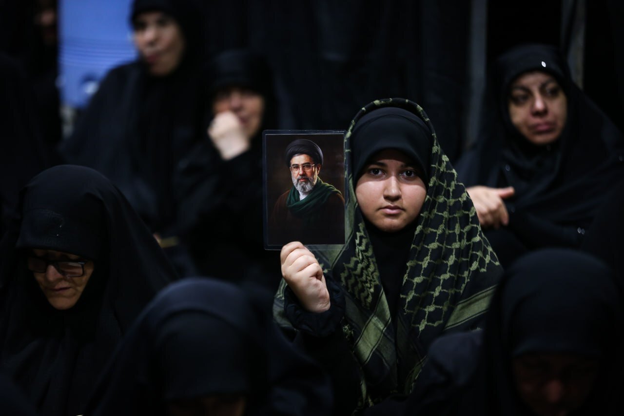 الليلة الثانية من العزاء الحسيني بجوار الروضة الملكوتية لارتقاء القائد الشهيد (صور)
