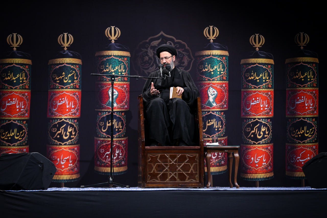 الليلة الثانية من العزاء الحسيني بجوار الروضة الملكوتية لارتقاء القائد الشهيد (صور)
