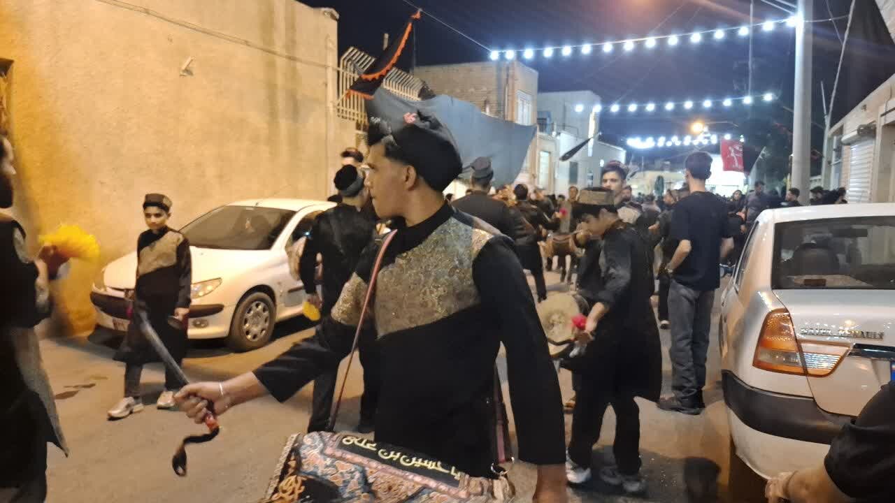 مراسم سنتی، مذهبی۴۰۰ ساله طوق شیخ رضا در کاشان برگزار شد+فیلم وتصویر