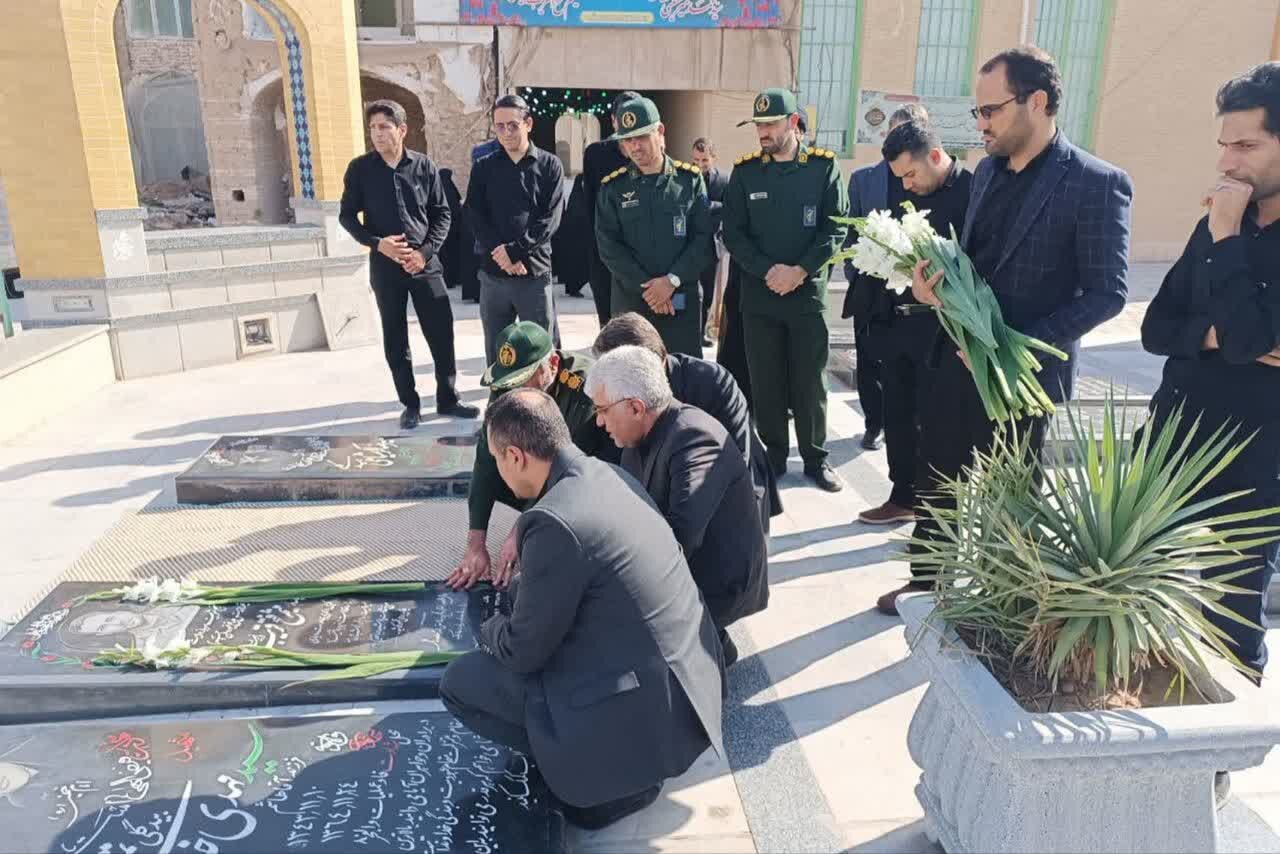 گلزار شهدای شهرستان آران و بیدگل غبارروبی و عطرافشانی شد