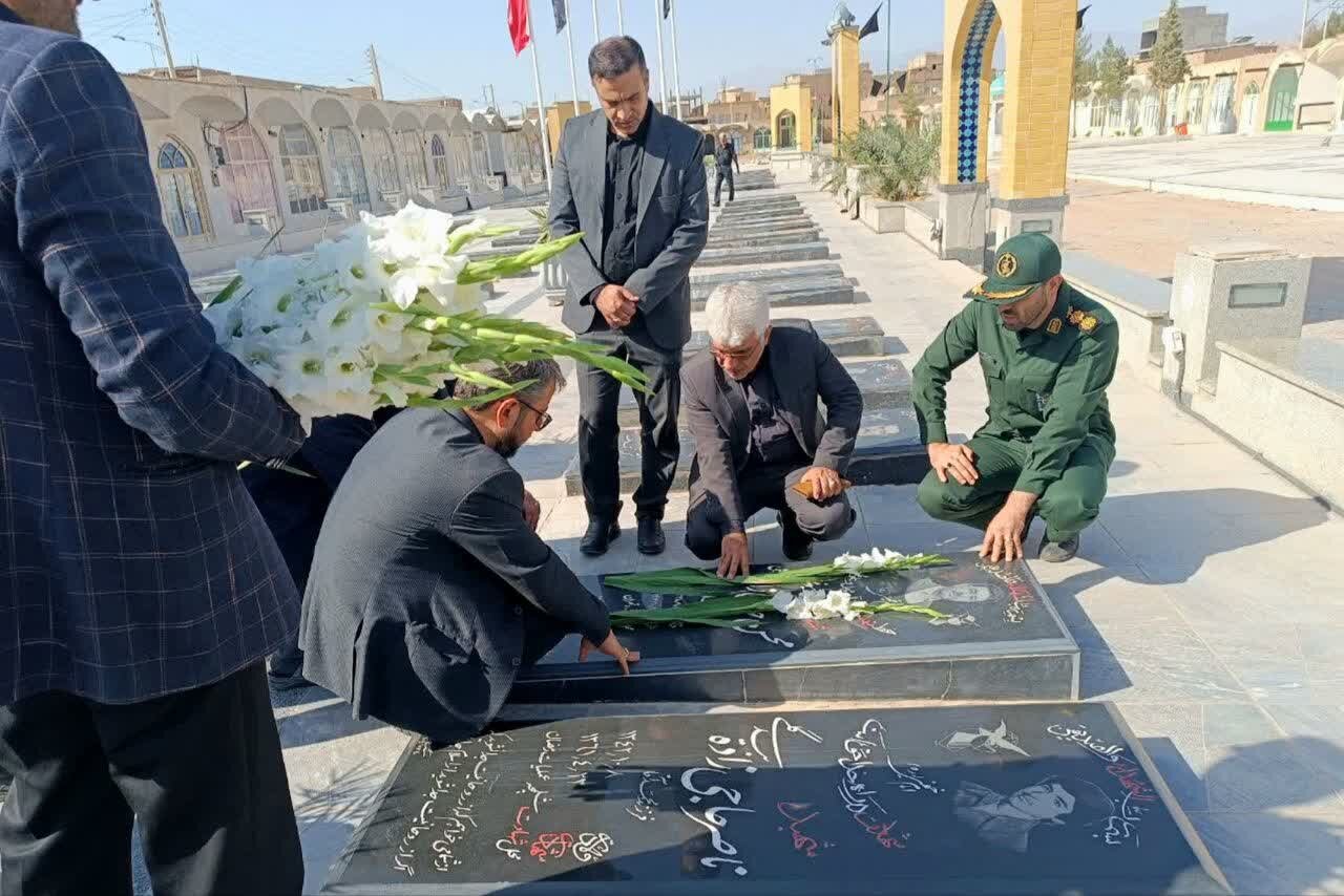 گلزار شهدای شهرستان آران و بیدگل غبارروبی و عطرافشانی شد