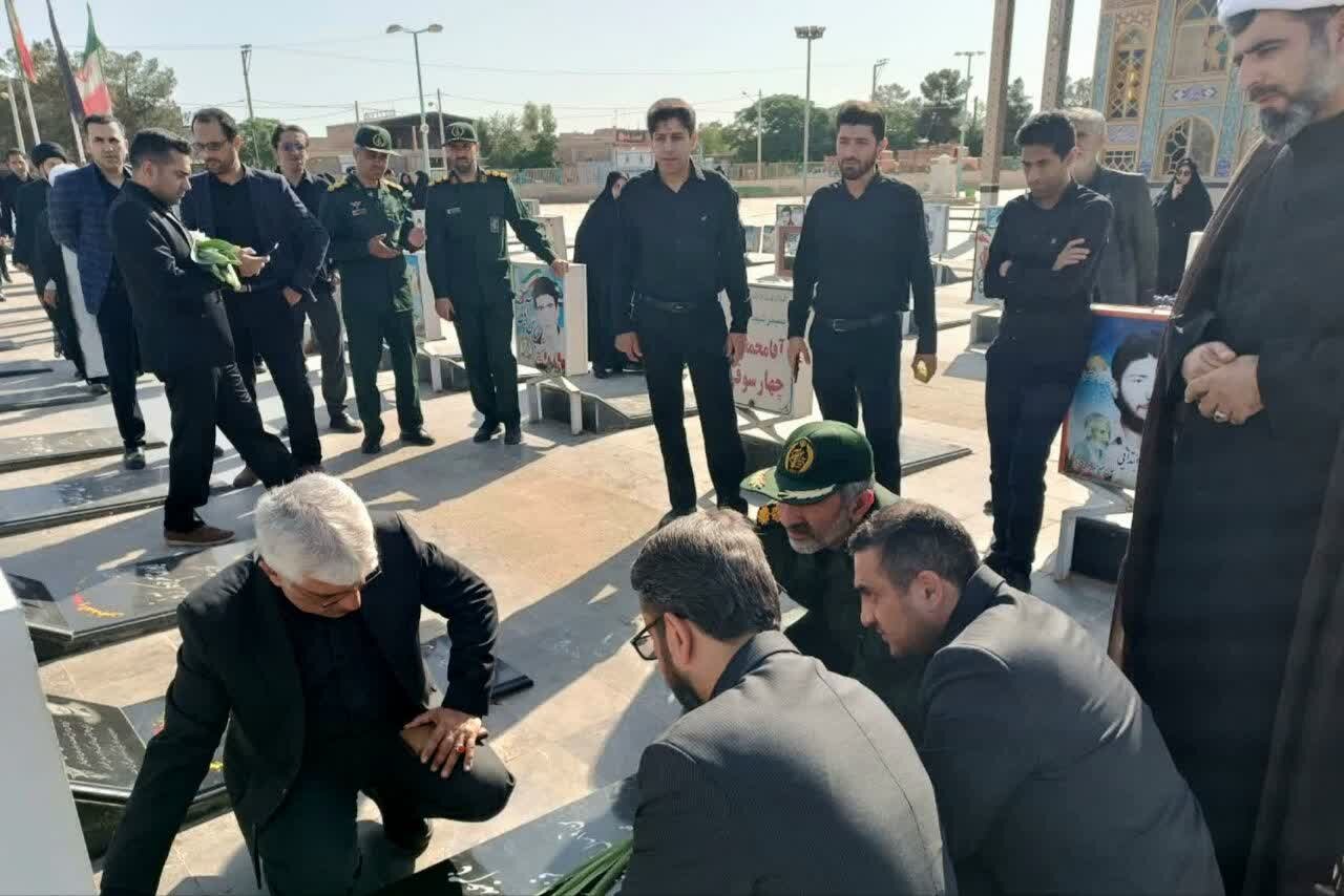 گلزار شهدای شهرستان آران و بیدگل غبارروبی و عطرافشانی شد
